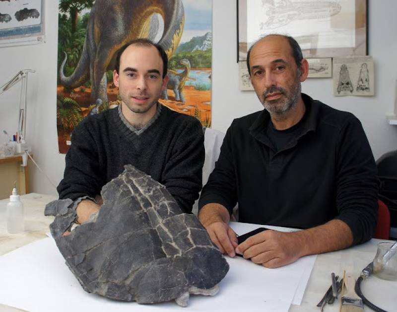Adán Pérez-García (izquierda) y Francisco Ortega (derecha) muestran el caparazón / SHN-GBE UNED.