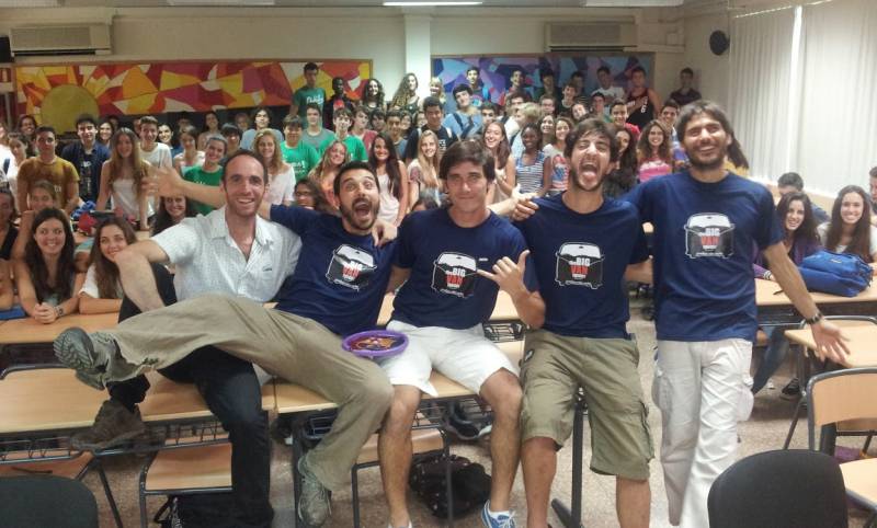 Miembros de The Big Van Theory en un aula. / TBVT