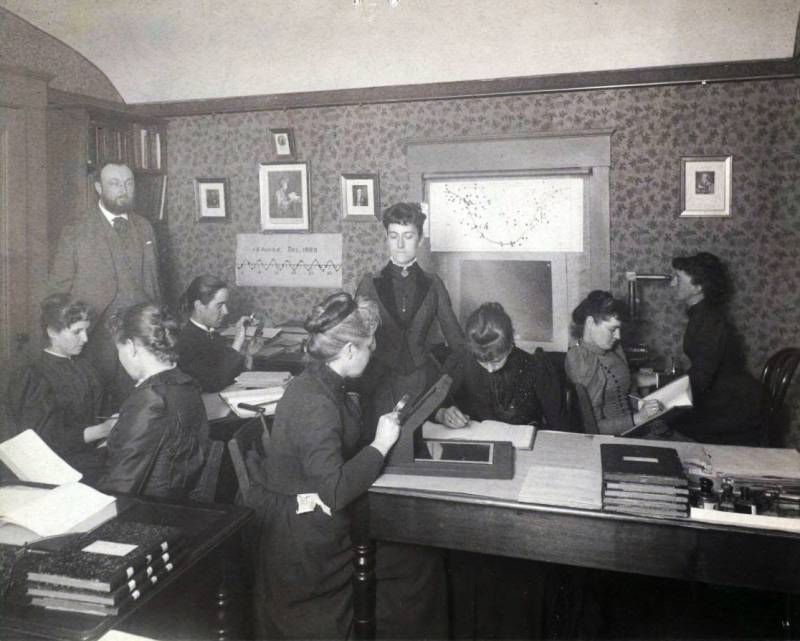 En la imagen, tomada en el Observatorio Harvard en Cambridge, Massachusetts, Fleming (de  pie, en el centro de la fotografía)  cerca del año 1890 junto a las calculadoras humanas –que fueron conocidas coloquialmente como el Harem de Pickering– catalogan estrellas del firmamento. / Universidad de Harvard
