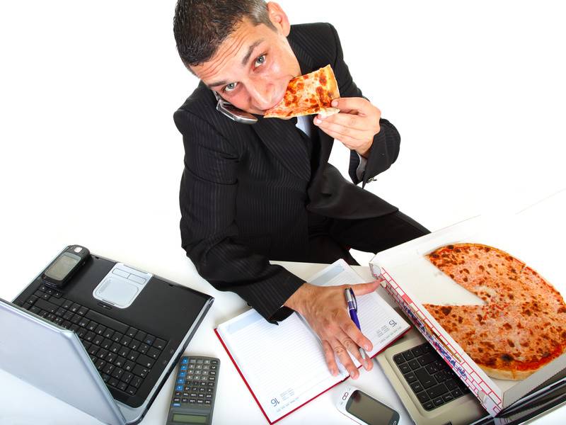 Comer delante de una pantalla no solo hace que comamos más o nos sintamos menos llenos, sino que, además, comemos más después. / Fotolia