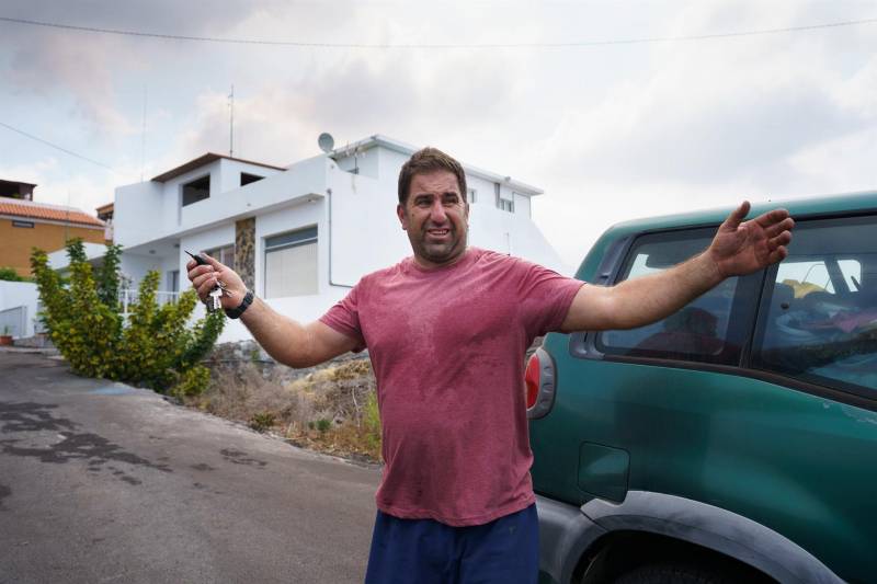 Un vecino se marcha del barrio de Todoque por la colada volcánica