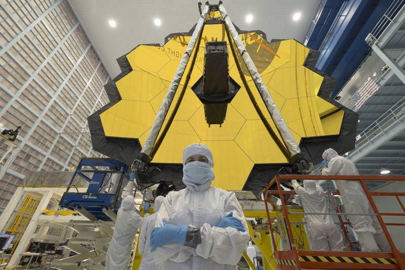 La ingeniera de sistemas Begoña Vila en la cámara limpia del centro de vuelo espacial Goddard. / NASA | Chris Gunn 