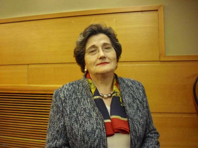 La presidenta de la Real Sociedad Española de Física, María Rosario Heras, es la primera mujer que ocupa el cargo.