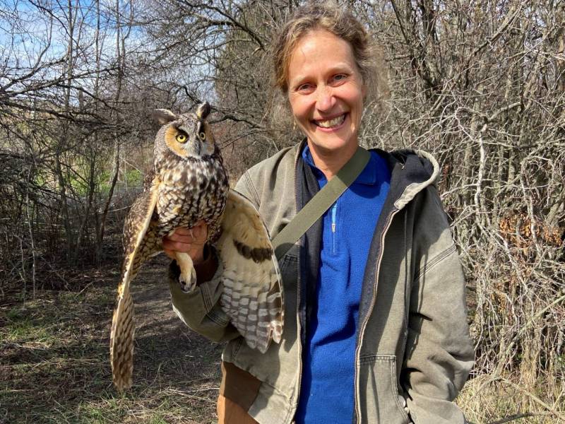 Jennifer Ackerman y un búho chico