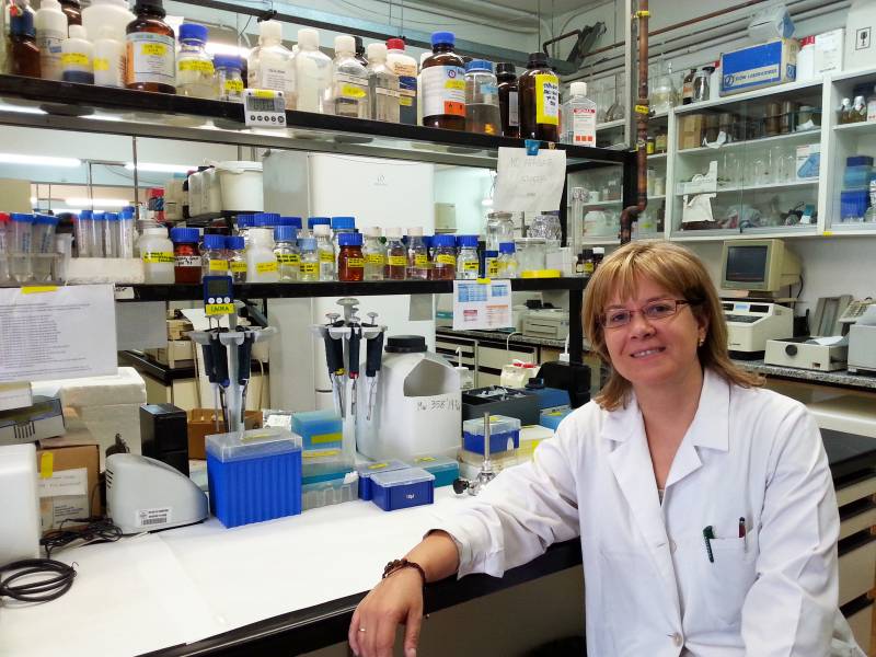 Belén Yélamos, en el laboratorio de Química de Proteínas / UCM