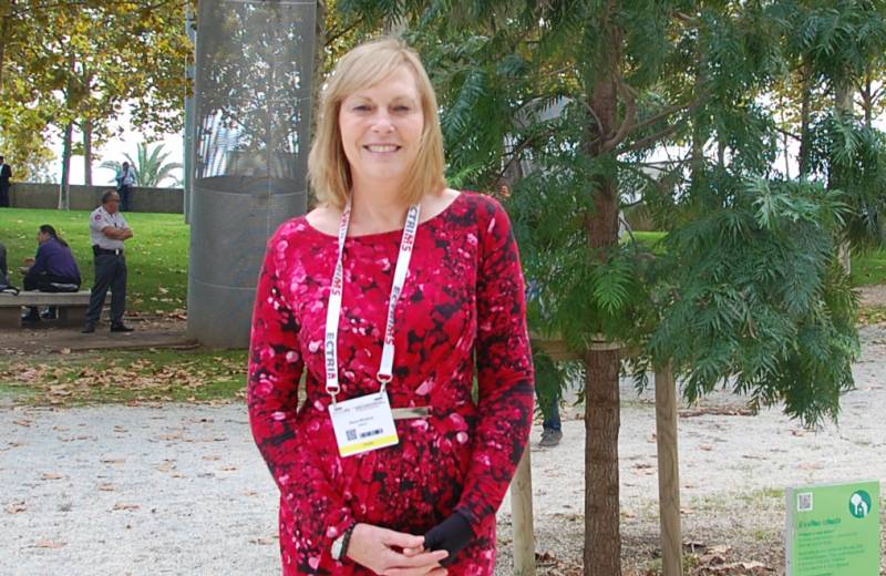 Anne Winslow a la entrada del Congreso 31º  Congreso del Comité Europeo para el Tratamiento y la Investigación de la Esclerosis Múltiple