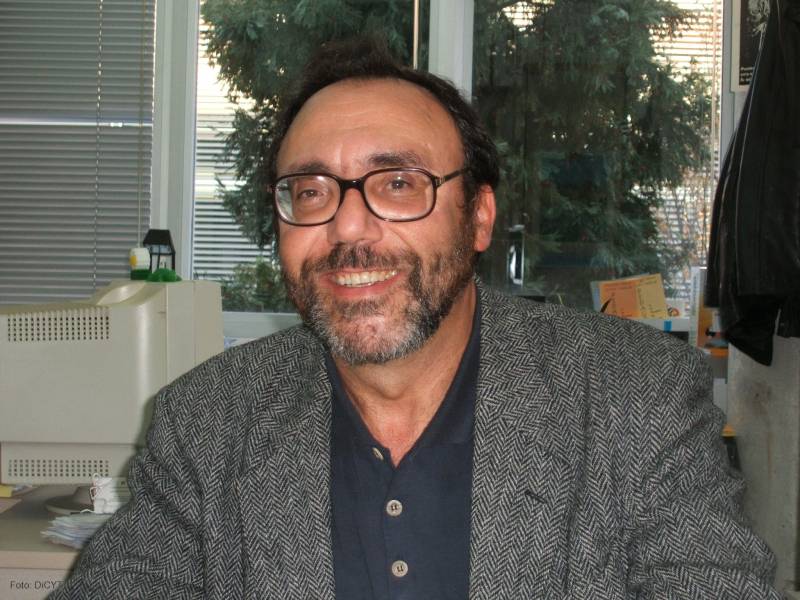 Pere Marquès trabaja en un proyecto de investigación en pizarra digital.