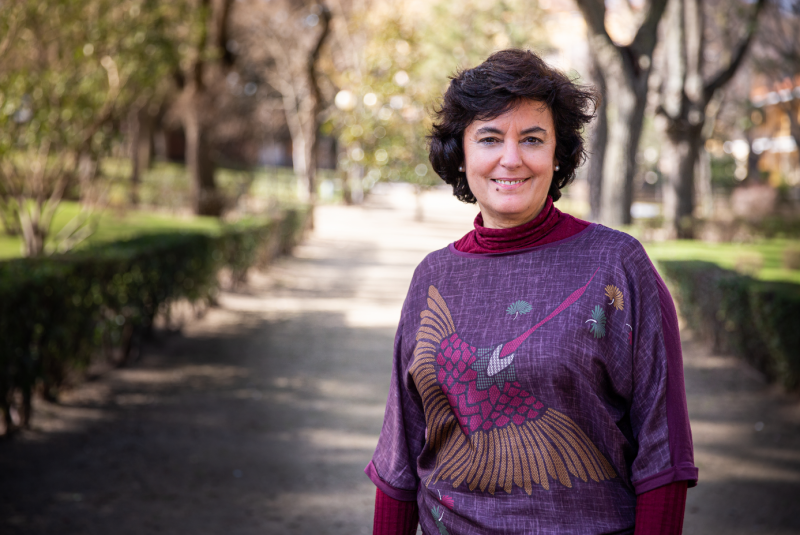 la investigadora en los jardines del ISCIII