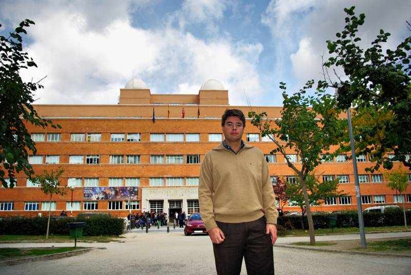 Víctor Martín-Mayor, en la Plaza de Ciencias de la UCM. / Carlos Díaz Guerra.