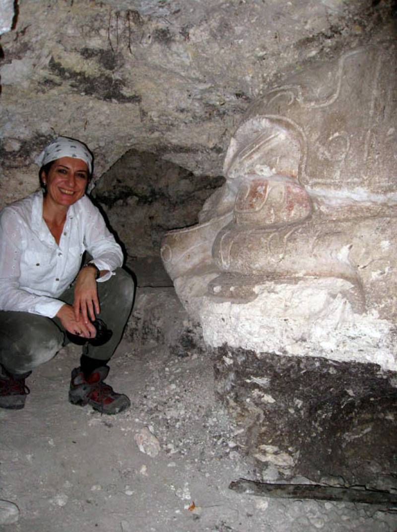 Cristina Vidal junto al masacarón de Chilonché