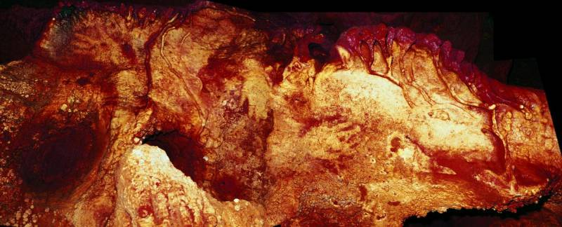 Cueva de Maltravieso con tres pinturas de manos (centro derecha, centro arriba y arriba a la izquierda). Una de ellas datada en hace al menos 66.000 años / H. Collado