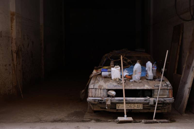 Imagen de archivo de productos de limpieza sobre un coche cubierto de lodo en la entrada de un garaje de Catarroja, días después de la dana del 29 de octubre de 2024. EFE/Kai Försterling