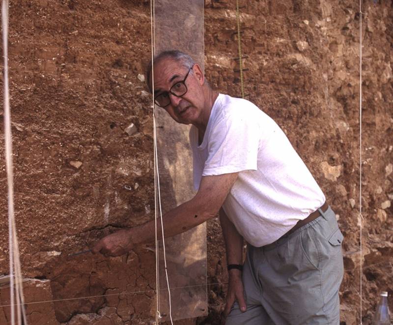 Emiliano Aguirre en el yacimiento de Galería de la Trinchera del Ferrocarril de la sierra de Atapuerca. © José María Bermúdez de Castro