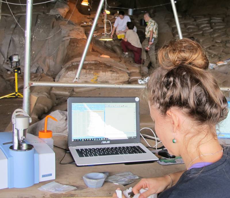 Análisis químico 'in situ' de cenizas de la Border Cave. / L. Wadley