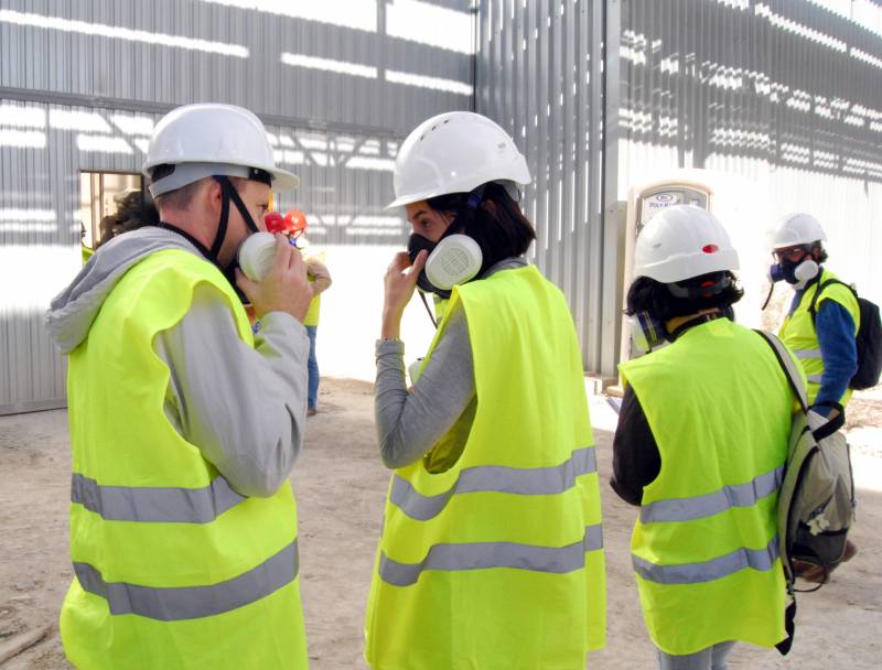 En la planta de tratamiento los técnicos y visitantes tienen que entrar con máscaras de protección. / SINC