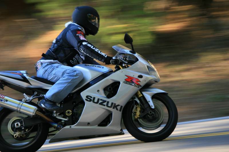 A 120 km/h, el ruido dentro de un casco de moto es similar al de la cabina de un caza reactor 