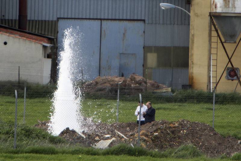  Vista del nuevo "géiser" de agua, que arroja agua a más de dos metros de altura sobre la superficie del terreno. / Efe