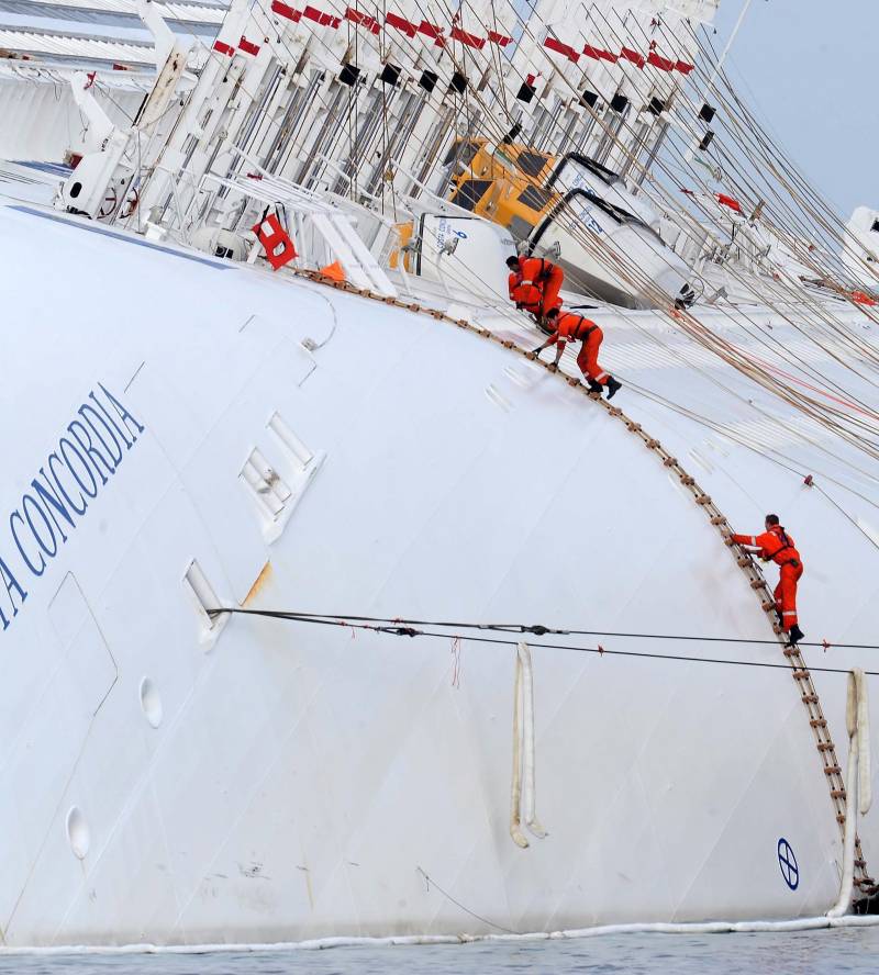 Buzos sobre el casco del Costa concordia