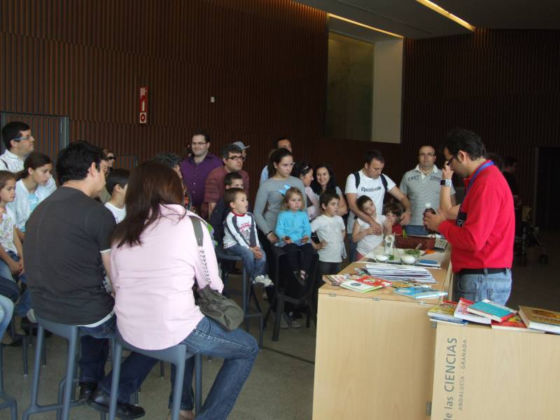 Taller 'Química en pequeñas dosis en el Hall del museo'