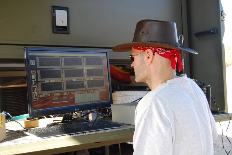 José Antonio Rodríguez observando los datos que envían los sensores. / SINC
