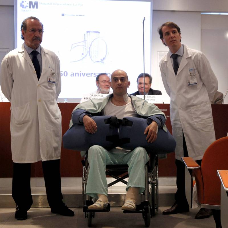 En la imagen, el paciente junto a parte del equipo médico. / Efe