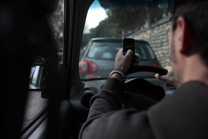 Conductor contesta al móvil al volante. / SINC