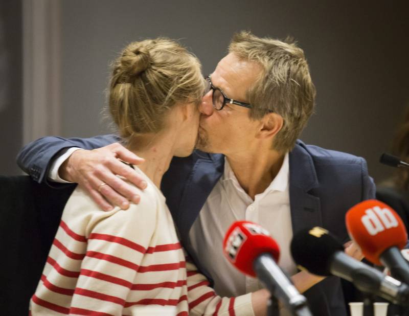 Silje Lehne Michaelsen, junto a su padre, Bard Broch Michalsen, durante la rueda de prensa ofrecida ayer lunes 20 de octubre en Oslo, Noruega. / Efe