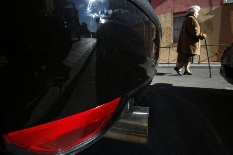 tubo de escape de un coche