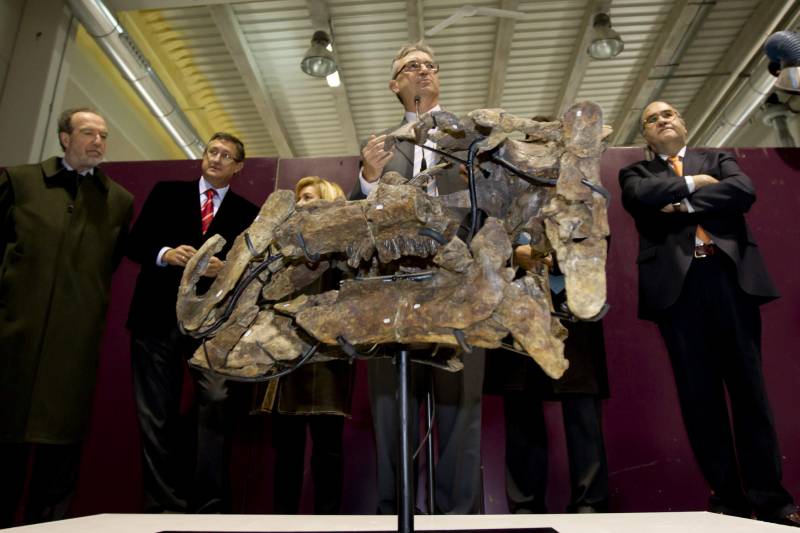 Presentación en la Fundación Dinópolis de los restos del dinosaurio. Imagen: Efe 