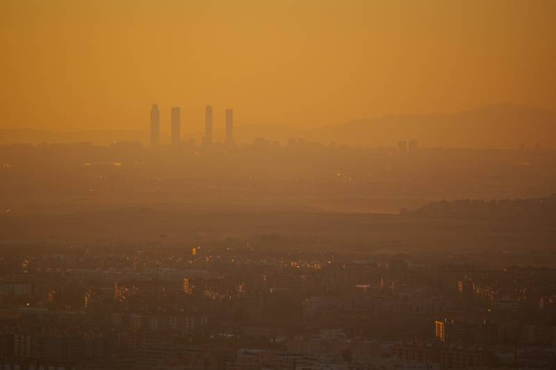 Vista aérea de Madrid y su boina de contaminación. Imagen: Luipermon 