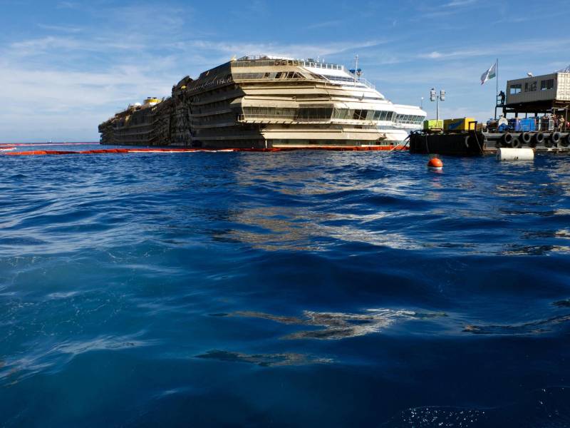 El Costa Concordia ya enderezado. / Efe