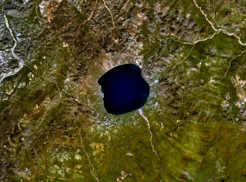 Vista aérea del lago Elgygytgyn (Rusia). Imagen: Wikipedia / NASA. 