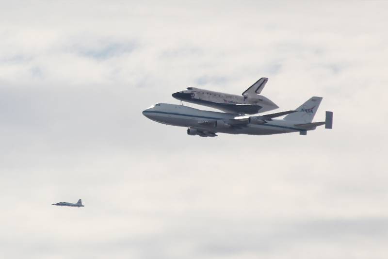 El último vuelo del Discovery ha sido sobre un Boeing 747.