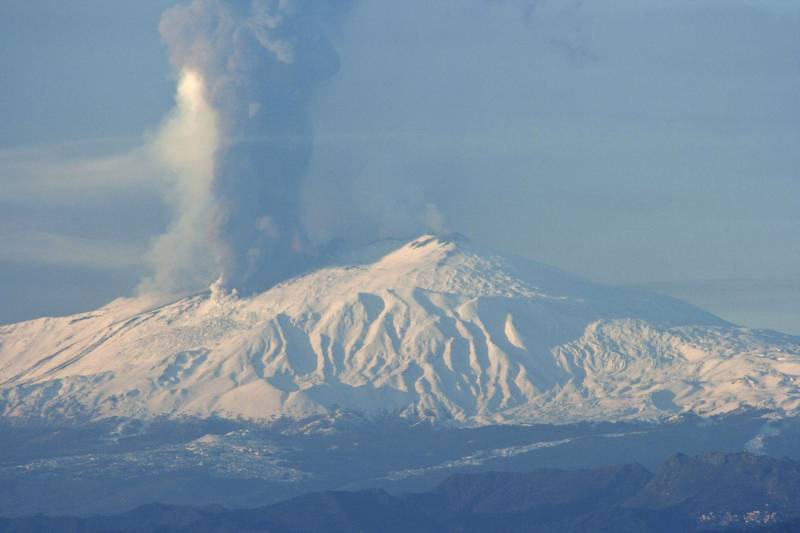 La cima del Etna, humeante