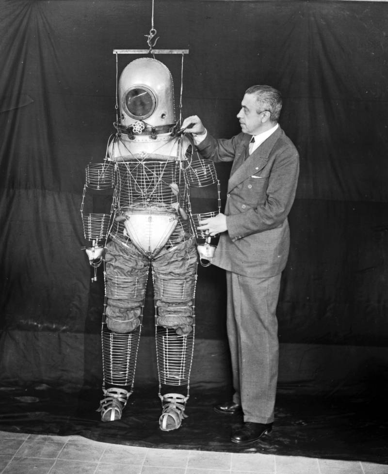 Fotografía tomada en mayo de 1935 en Madrid del ingeniero militar Emilio Herrera con su escafandra. /EFE