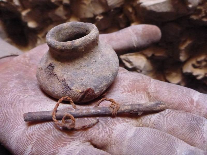 El suelo del pasadizo está cubierto de restos humanos y vasijas. / CSIC