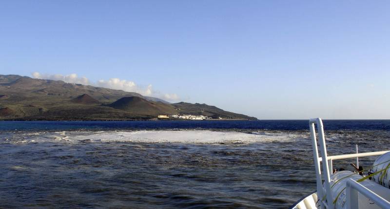 La súbita emisión volcánica que levantó una columna de vapor de 15 metros en el Mar de las Calmas y obligó a evacuar por segunda vez La Restinga subió de golpe 10 grados la temperatura del mar, con una energía que hubiera calentado el aire 30.000 grados, de haber ocurrido en la atmósfera.