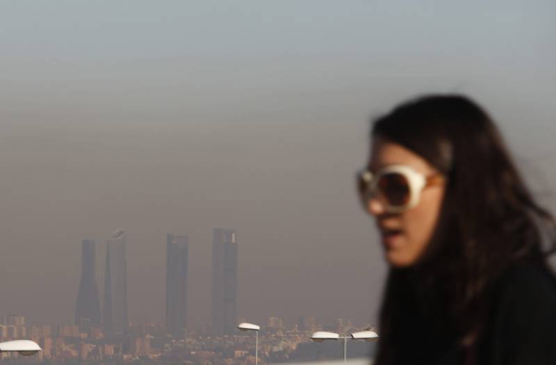 La contaminación es mayor en las grandes ciudades debido sobre todo al abundante tráfico rodado./ Efe