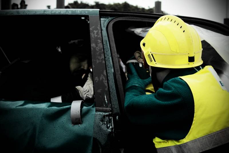 Bomberos rescatan a un accidentado. Imagen: Álvaro Millán  