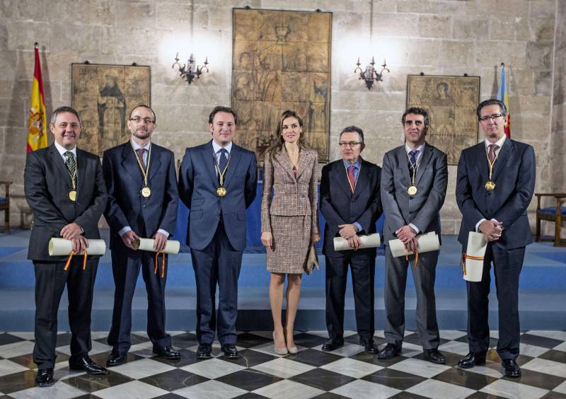 En la foto, La princesa Letizia posa con los galardonados con los Premio Rey Jaime I (de izquierda a derecha) Xavier Querol, Antonio Gonzalo, Pedro Espinosa, Xavier Vives, Manel Esteller y Jesús San Miguel, tras la entrega de los galardones en la Lonja de Valencia.