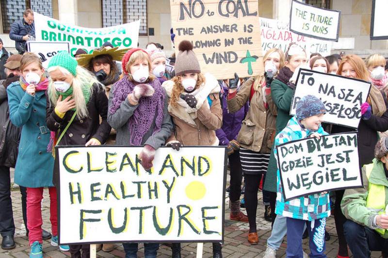 Varsovia amanecía hoy entre protestas de activistas ante la celebración de la Cumbre Mundial del Carbón paralela a la COP19. / Cough4Coal Action.