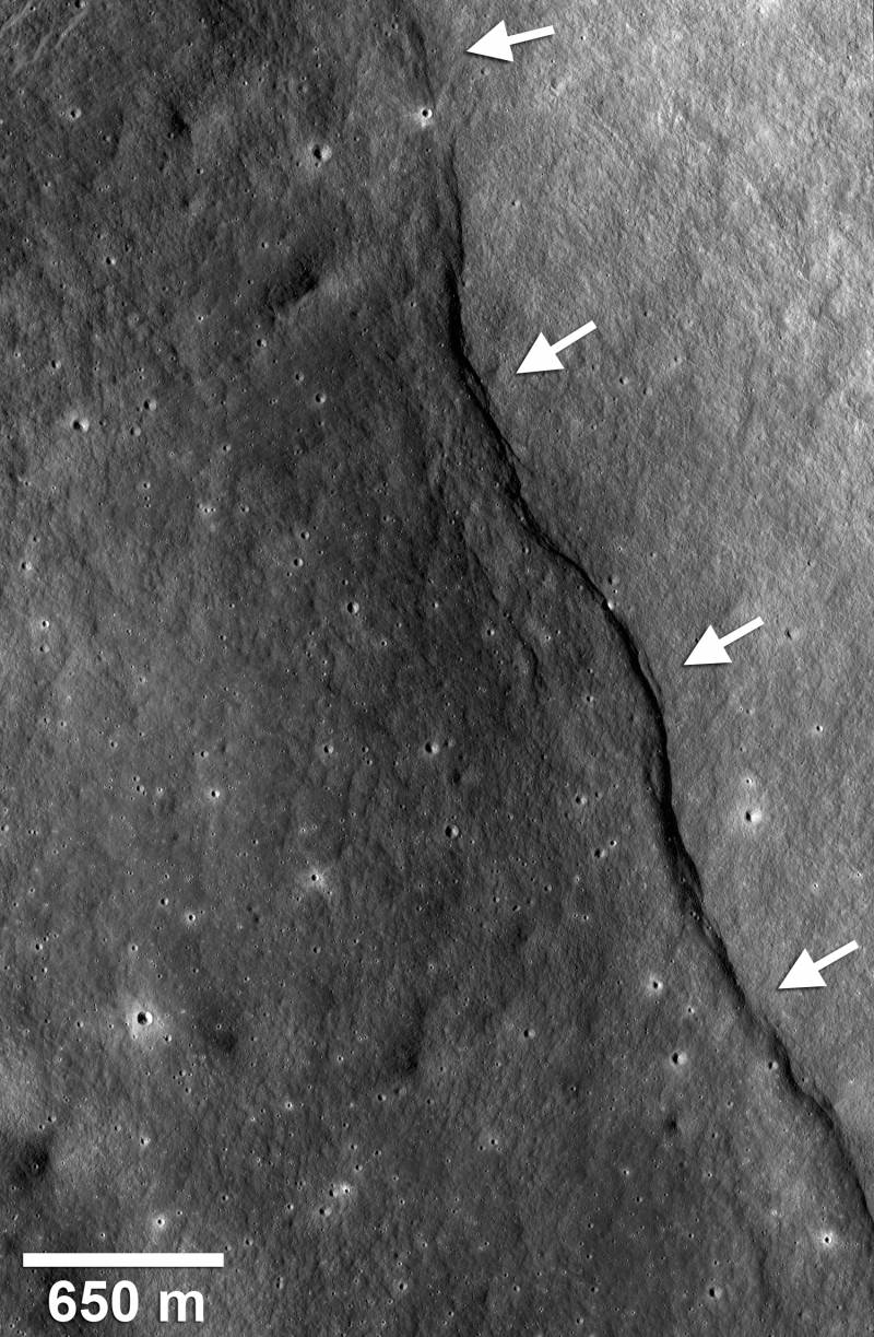 ¿Está encogiendo la Luna?