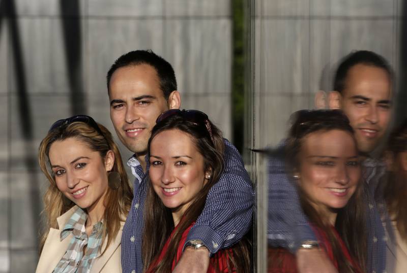 El aeronáutico Francisco Reyes junto con dos de sus hermanas. La mayor es doctora en Química y la pequeña estudia Odontología. Son gitanos. / SINC