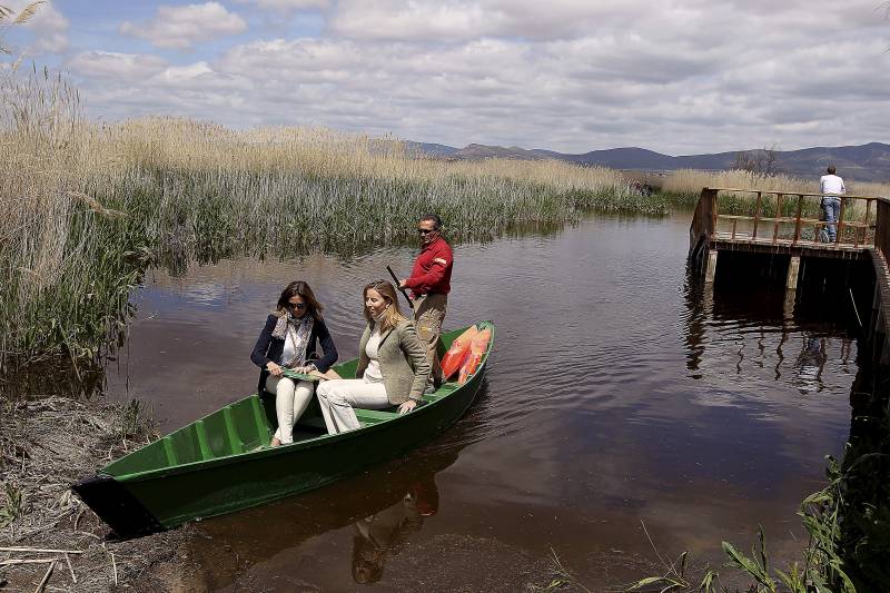 En la imagen, el director del Parque Nacional de Tablas de Daimiel, Carlos Ruiz, y la directora general de Calidad y Evaluación Ambiental y Medio Natural, Guillermina Yanguas durante su visita hoy al parque nacional de las Tablas de Daimiel. 