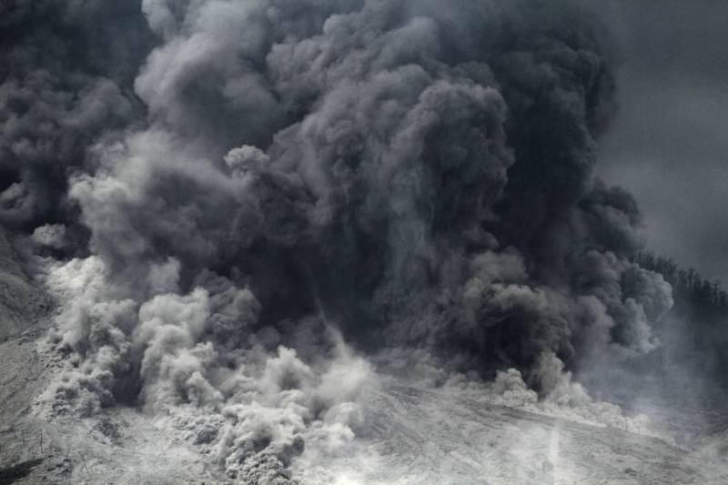 En la imagen, una impresionante columna de humo y ceniza emerge del volcán. / Efe