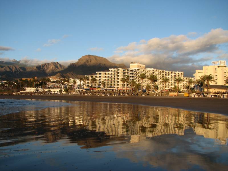 La vulnerabilidad de Canarias es de por sí elevada debido a la fragilidad que supone su naturaleza insular. En la fotografía, la playa de las Américas en la isla de Tenerife. 
