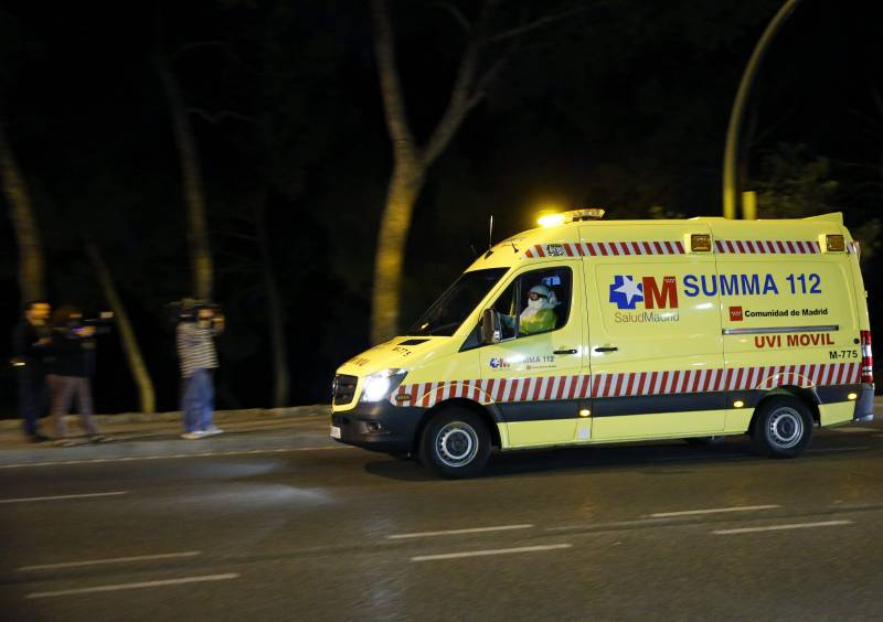 Ambulancia en la que se ha trasladado a la afectada. / Efe
