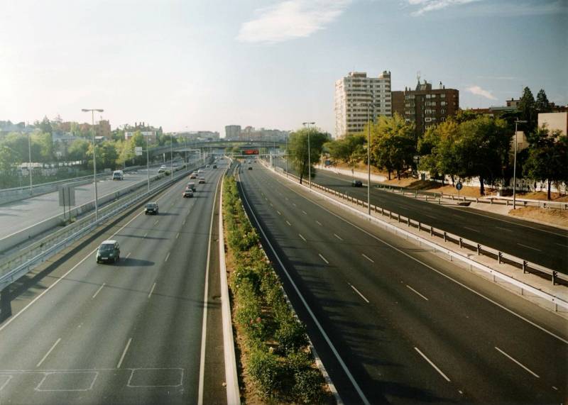 Tramo de la M30. Abajo a la izquierda se observan las marcas cuadradas bajo las que están los detectores. Imagen: SICE/Ayuntamiento de Madrid. 