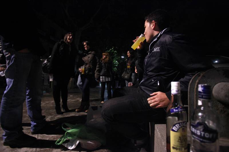 Casi todos los adolescentes que consumen alcohol se han iniciado hacia los 13 o 14 años con destilados –bebidas de alta graduación– y en grandes dosis, mientras que los universitarios se iniciaron en su momento entre los 14 y 15 años. Imagen: Olmo Calvo | SINC. 