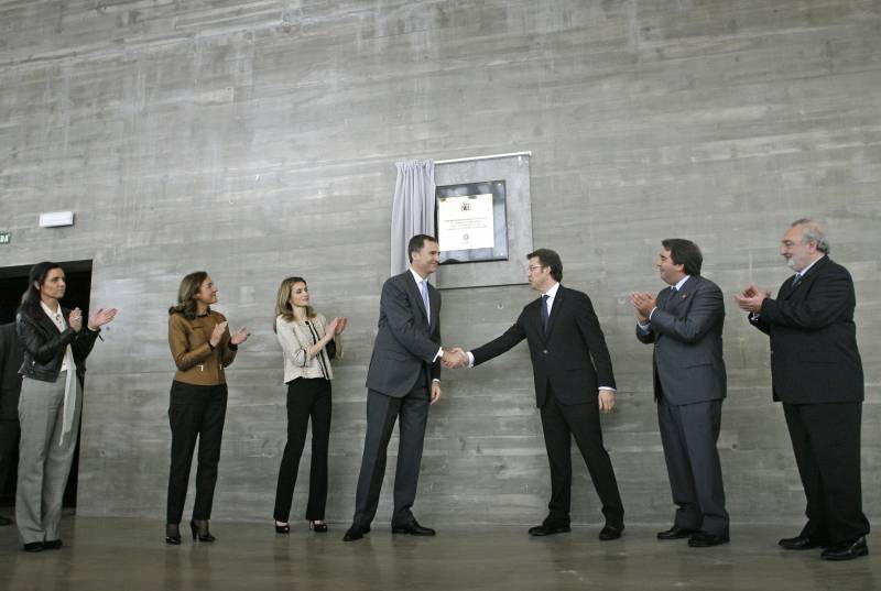 En la imagen, el Príncipe de Asturias saluda al presidente de la Xunta de Galicia, Alberto Núñez Feijóo (3-d), durante la inauguración del Museo Nacional de Ciencia y Tecnología (MUNCYT), que hoy ha presidido junto a la princesa Letizia, en un acto al que también han asistido el alcalde de A Coruña, Carlos Negreira (2-d); la presidenta del parlamento de Galicia, Pilar Rojo (i), y el director del museo, Ramón Núñez (d).